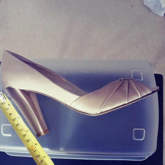 Nine West Women's Beige/Cream Heels - Picture 13 of 13